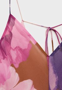 Tkanina s květinovým potiskem v odstínech růžové, fialové a hnědé. Obsahuje tenké nastavitelné ramínka a design se zavazováním na zádech. Lehká a hladká struktura.