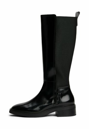 Stivale nero al ginocchio con parte anteriore in pelle liscia, retro in tessuto texturizzato, tacco basso e linguetta di estrazione nella parte superiore posteriore.
