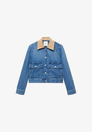 Gekürzte Jeansjacke in Hellblau mit einem hellbraunen Cordkragen, silbernen Druckknöpfen und zwei Fronttaschen. Glatte Textur, klassisches Design.