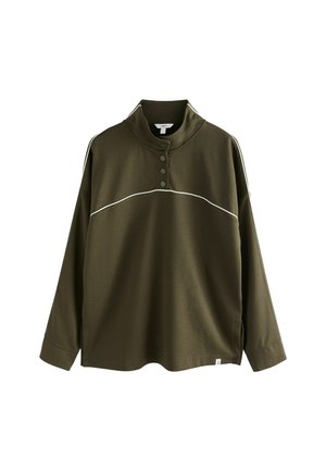 Olijfgroen pullover met een hoge kraag, drie grote knopen en contrasterende witte bies over de borst. Lange mouwen en zijsplitten.