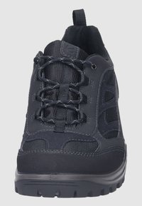 Czarne buty sportowe z cholewką o zróżnicowanej fakturze, wyposażone w siateczkowe wstawki oraz wzmocnioną gumową podeszwę, zaprojektowane z myślą o trwałości i wsparciu.