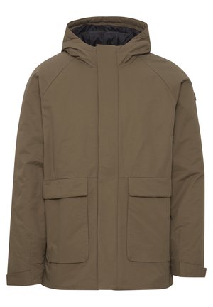 Brun vanntett jakke med hette, to frontlommer og en glatt tekstur. Har glidelås og raglanermer for bedre bevegelsesfrihet.