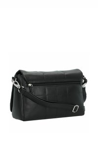 Borsa a tracolla in pelle nera, design trapuntato, accessori in argento, tracolla regolabile, tasca con zip sul davanti, forma rettangolare, texture liscia.