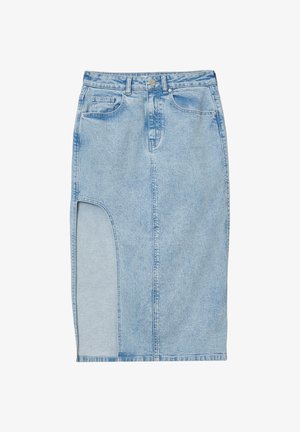 Hellblauer Denim-Rock mit einem Reißverschlussfach und einem markanten offenen Paneeldesign auf der linken Seite, das einen glatten, kontrastierenden Stoff aufweist.