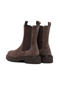 Botas de ante marrón hasta el tobillo con paneles laterales elásticos, punta redondeada y suela de goma texturizada. Lengüetas en la parte trasera para facilitar el calzado.