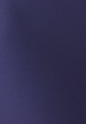 Tissu bleu marine avec une surface lisse et légèrement texturée, présentant une couleur uniforme sans motifs ni accents. Idéal pour les vêtements ou le rembourrage.