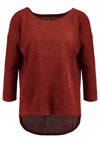 Pletený svetr barvy rezavého odstínu s tříčtvrtečními rukávy, širokým výstřihem a delším zadním lemem. Má texturovaný, tkaný vzor.