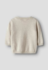 Pull beige en tricot à manches longues pour bébé avec des côtes au niveau de l'encolure, des poignets et de l'ourlet, présenté à plat sur un fond gris clair.