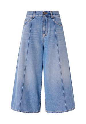 Φαρδιά σορτς από ανοιχτό μπλε τζιν με ορατές ραφές μπροστά, θηλιές για ζώνη, μπροστινές τσέπες και κούμπωμα με κουμπί στη μέση.