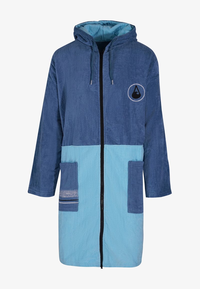 Peignoir à capuche en bleu foncé et bleu clair, doté d'une fermeture éclair à l'avant, de deux poches avant et d'un logo brodé sur la poitrine. Tissu en éponge doux.
