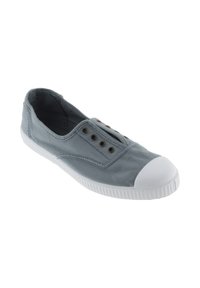 Grå lærreds slip-on sko med en hvid gummisål og tåhætte, der har fem metaløjer langs det øverste til snørebånd.