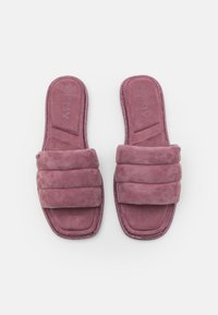 Rosa mocka slide-sandaler med vadderad remdesign, texturerad sula och matchande kanter med dekorativ sömnad.