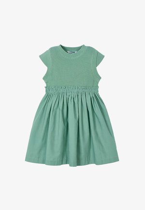 Vestido de algodón verde claro con mangas cortas, cuerpo acanalado, cintura fruncida y falda acampanada. Textura suave, diseño casual.