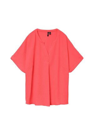 Korallenfarbene Bluse mit kurzen Ärmeln, entspannter Passform und abgerundetem V-Ausschnitt, flach auf weißem Hintergrund dargestellt.