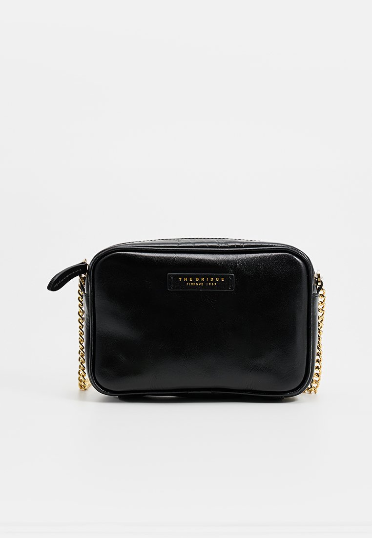 Borsa a tracolla rettangolare nera in pelle con tracolla in catena dorata e placca logo "THE BRIDGE FIRENZE 1969" sul davanti.
