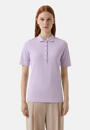 Lila Poloshirt mit kurzen Ärmeln, einem Kragen und einer Knopfleiste; verfügt über ein kleines gesticktes Logo auf der Brust.