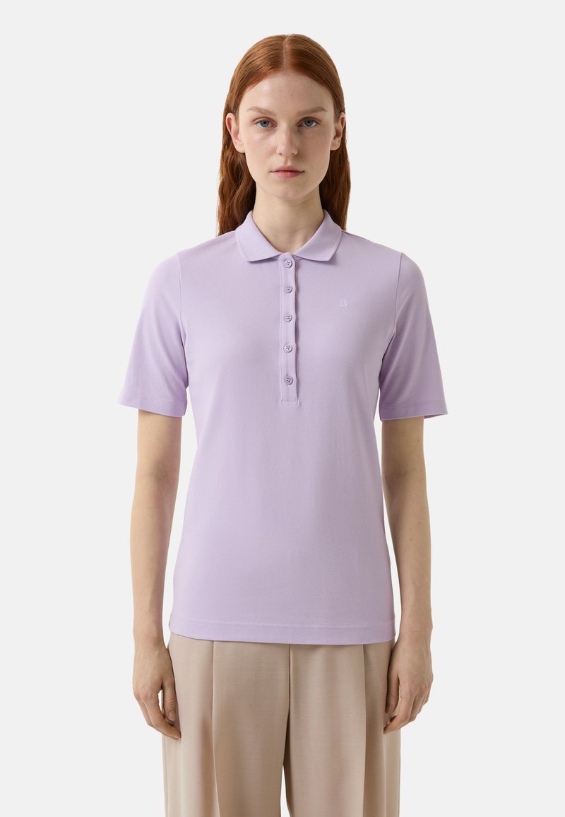 Lila Poloshirt mit kurzen Ärmeln, einem Kragen und einer Knopfleiste; verfügt über ein kleines gesticktes Logo auf der Brust.