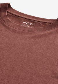Next RELAXED FIT brązowy