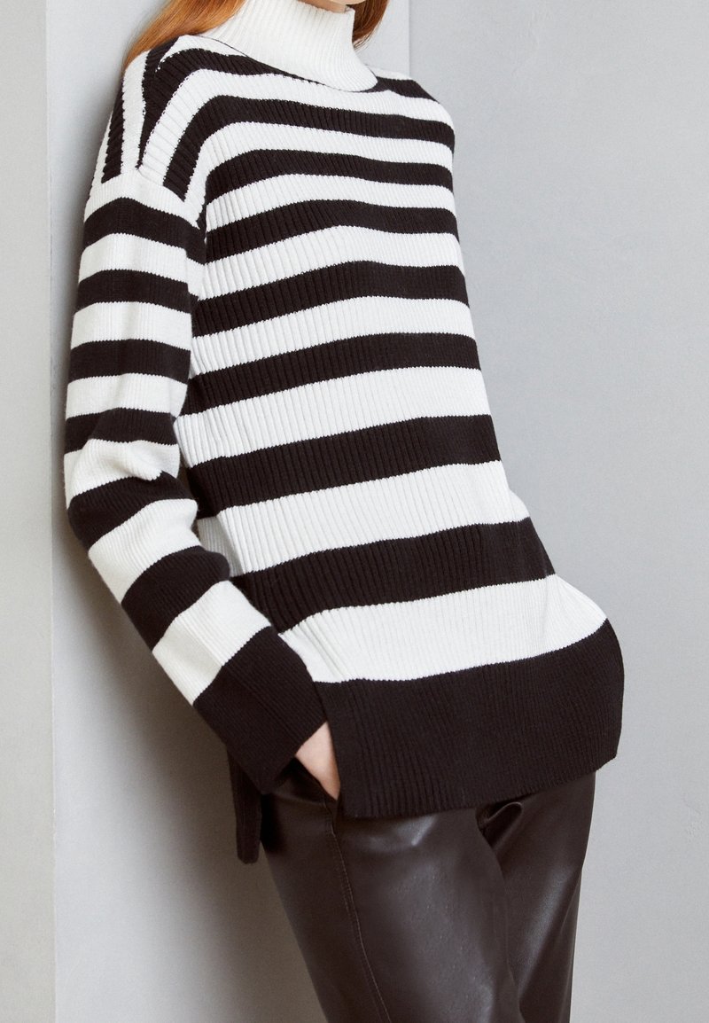 Marks & Spencer Trui - black