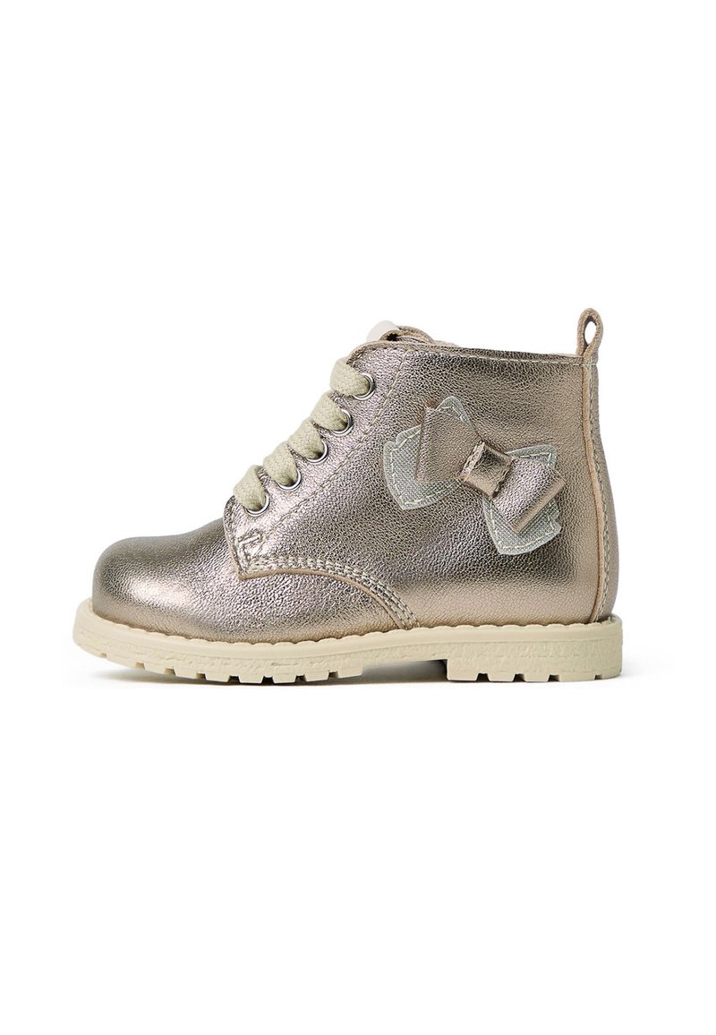 Metallisch goldener Knöchelstiefel mit Schnürverschluss, strukturierter Oberfläche und einer dekorativen Schleife an der Seite. Verfügt über eine dicke weiße Gummisohle.
