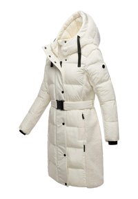 Witte pufferjas met een fuzzy capuchon en zijpanelen, heeft een riem, zwarte hardware en elastische manchetten voor extra warmte.