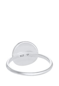 Sterling ezüst gyűrű sima, lekerekített tetejével és fényes felületével, belső sávján '925' jelzéssel. Egyszerű, de elegáns dizájn.