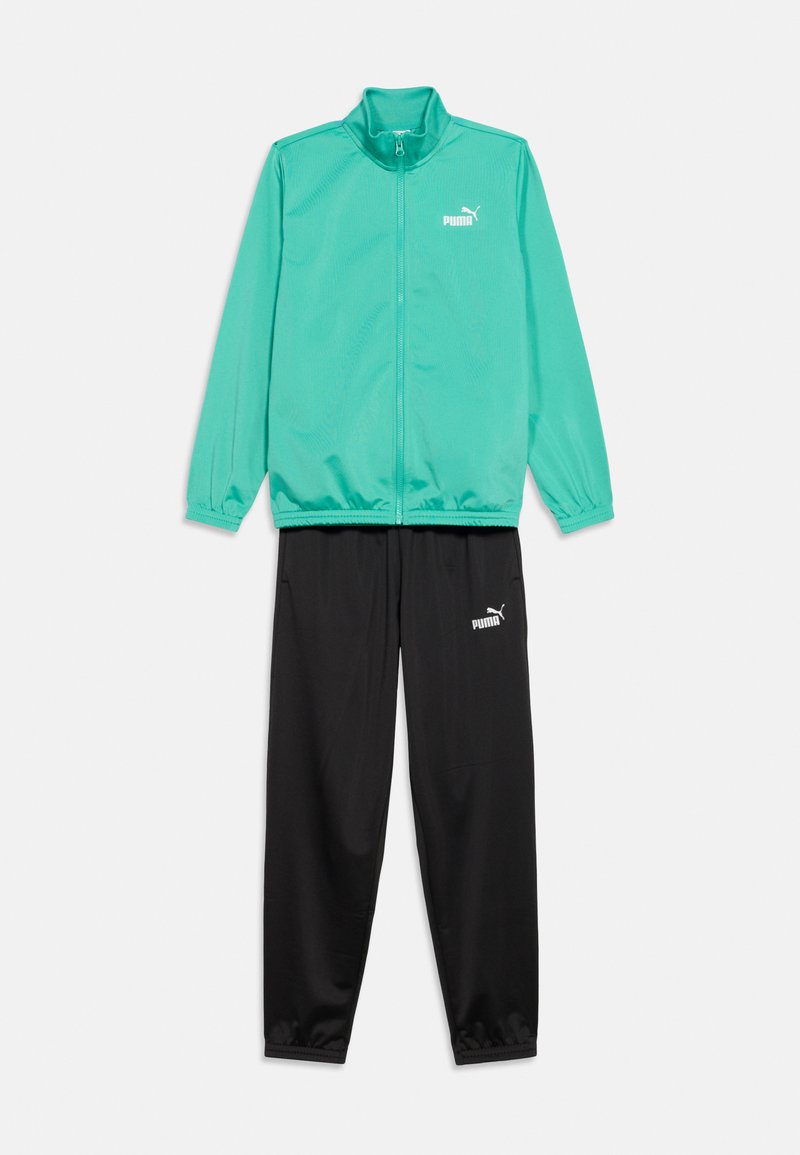 Τζάκετ με φερμουάρ σε τιρκουάζ χρώμα με λογότυπο Puma, συνδυασμένο με μαύρο παντελόνι φόρμας Puma, και τα δύο με ελαστικά μανσέτες, τοποθετημένα επίπεδα σε λευκό φόντο.