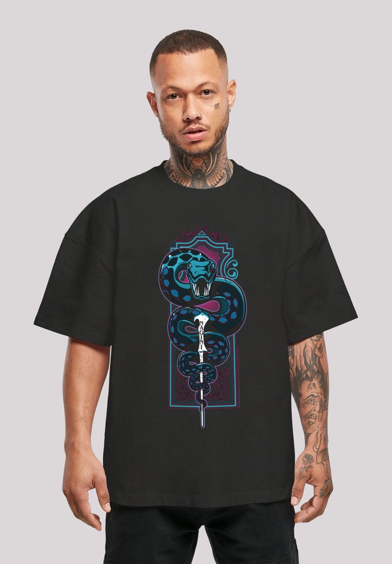 Svart oversized t-skjorte med et flerfarget grafisk design av en slange som er sammenflettet med en stav. Korte ermer og avslappet passform.
