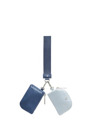 Niebieskie i szare saszetki na zamek przymocowane do granatowego paska, o gładkiej fakturze i srebrnych elementach, z logo na jednej z saszetek.