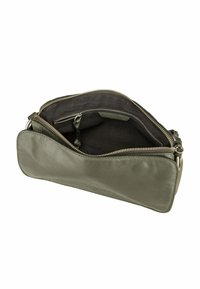 Oliwkowa skórzana torba crossbody z otwartą główną komorą i wewnętrzną kieszenią na zamek, ukazująca czarną podszewkę.