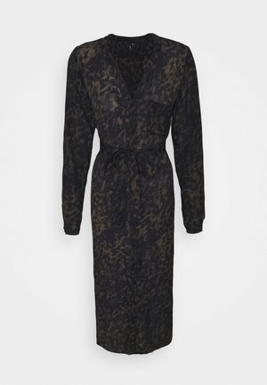 Abito a fantasia nera e marrone, maniche lunghe, scollatura a V, cintura legata in vita, lunghezza al ginocchio, realizzato in un materiale trasparente e leggero.