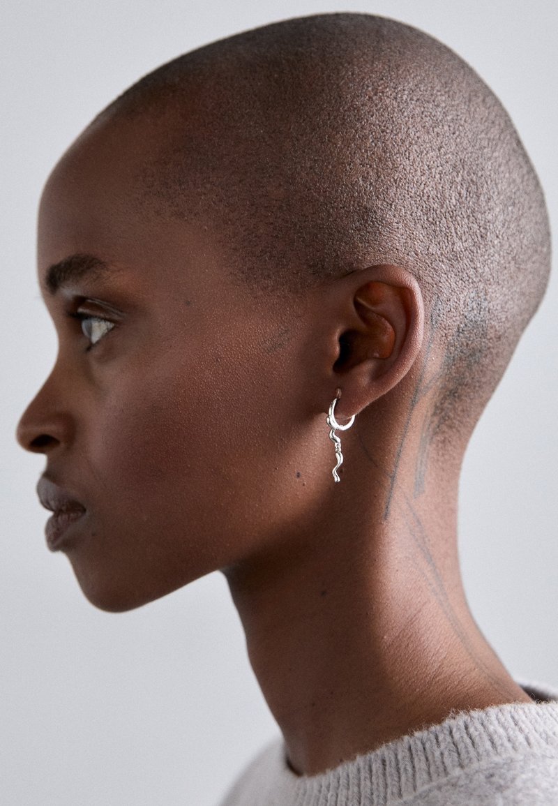 Maria Black RAMEN CHU HUGGIE - Boucle d'oreille individuelle - silver coloured