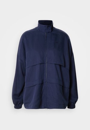 Marineblaue Jacke aus leichtem Stoff, mit hohem Kragen, Reißverschluss und horizontalen Nahtdetails. Elastische Bündchen und Saum.