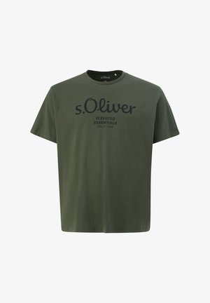 T-shirt in cotone verde oliva con collo tondo, maniche corte e testo nero che recita "s.Oliver ELEVATED ESSENTIALS SINCE 1969" sulla parte anteriore.