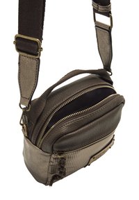 Borsa in pelle marrone con più scomparti, superficie texture, zip dorate e tracolla regolabile. Presenta un dettagliato intrecciato di lato.