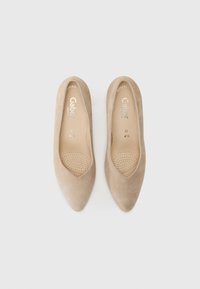 Beige semskede spisse flats med perforert såle og Gabor-merke. Glatt finish, minimalistisk design og lavprofilsilhuett.