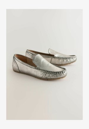 Srebrne skórzane mokasyny z gładką powierzchnią, okrągłym noskiem, przeszyciami i designem na wsuwanie. Elastyczna podeszwa i minimalistyczne akcenty.