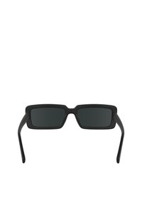 Ochelari de soare rectangulari negri cu lentile de culoare verde închis. Cadru din plastic cu un finisaj mat. Brațe înguste se extind din cadru.