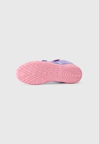 Baskets de sport violettes avec une semelle en caoutchouc rose, dotées de sangles à crochetage et d'un motif de crampons texturé pour l'adhérence.