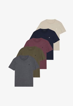 Cinque T-shirt allineate: grigia, verde oliva, bordeaux, navy e beige. Tutte hanno scollature a girocollo e un piccolo logo sul petto, realizzate in morbido cotone.