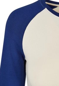 Katoenen raglan T-shirt met een witte body en blauwe mouwen, met een gladde textuur en ronde hals.