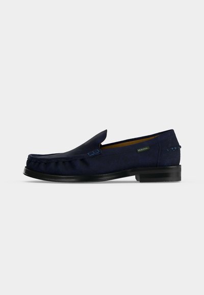 Marineblaue Herren-Loafer aus Veloursleder mit schwarzer Sohle, niedrigem Absatz und dekorativer Naht entlang der Oberkante.