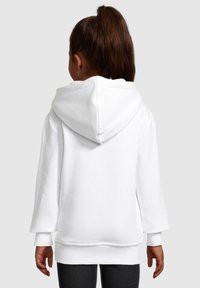 Vit huvtröja med textilstruktur, ribbade cuffs och en avslappnad passform. Har en stor huva och märkbara sömdetaljer.