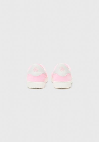 Stuart Weitzman RUNAROUND - Αθλητικά παπούτσια - pink marshmallow/white