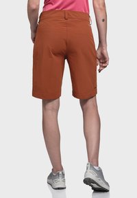 Braune Shorts mit taillierter Passform, flachem Bund und umgeschlagenen Säumen. Hergestellt aus leichtem Material mit praktischen seitlichen Taschen.