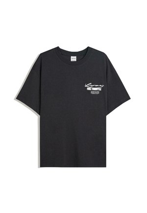 Tricou negru din bumbac cu mâneci scurte. Prezentând un design printat alb pe față. Guler clasic și croială lejeră.