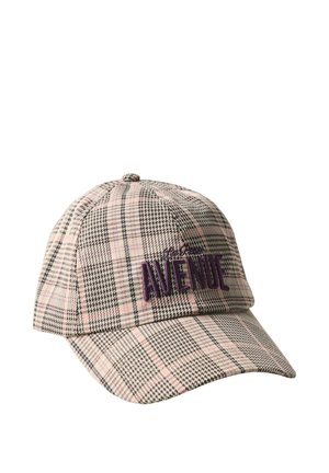 Casquette de baseball avec motif à carreaux beige, noir et rose, avec le mot "Avenue" brodé en violet foncé sur le panneau avant.