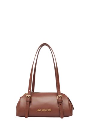 Bolso de mano de cuero marrón con dos asas largas, hebillas doradas y el logotipo "LOVE MOSCHINO" en letras doradas en la parte delantera.