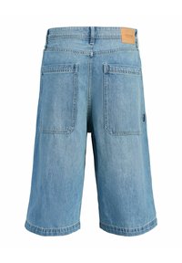 Short en denim bleu clair avec deux grandes poches arrière, passants de ceinture et une petite étiquette en cuir de la marque sur la ceinture.