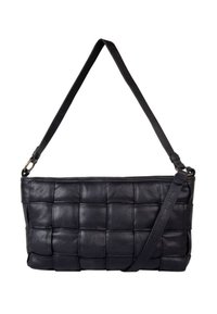 Zwarte leren schoudertas met een gequilt ontwerp, met een plat ontwerp, een verstelbare schouderriem en een subtiele logodetail op de riem.